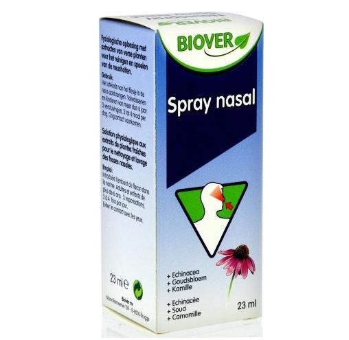 Uma solução fisiológica contendo 0.9% de cloreto de sodio e de extratos de plantas frescas (echinacea, calêndula, camomila, altea, salva e tomilho) que asseguram a limpeza e lavagem das fossas nasais. Pode ser usado em adultos ou crianças. PVP: 9.45€